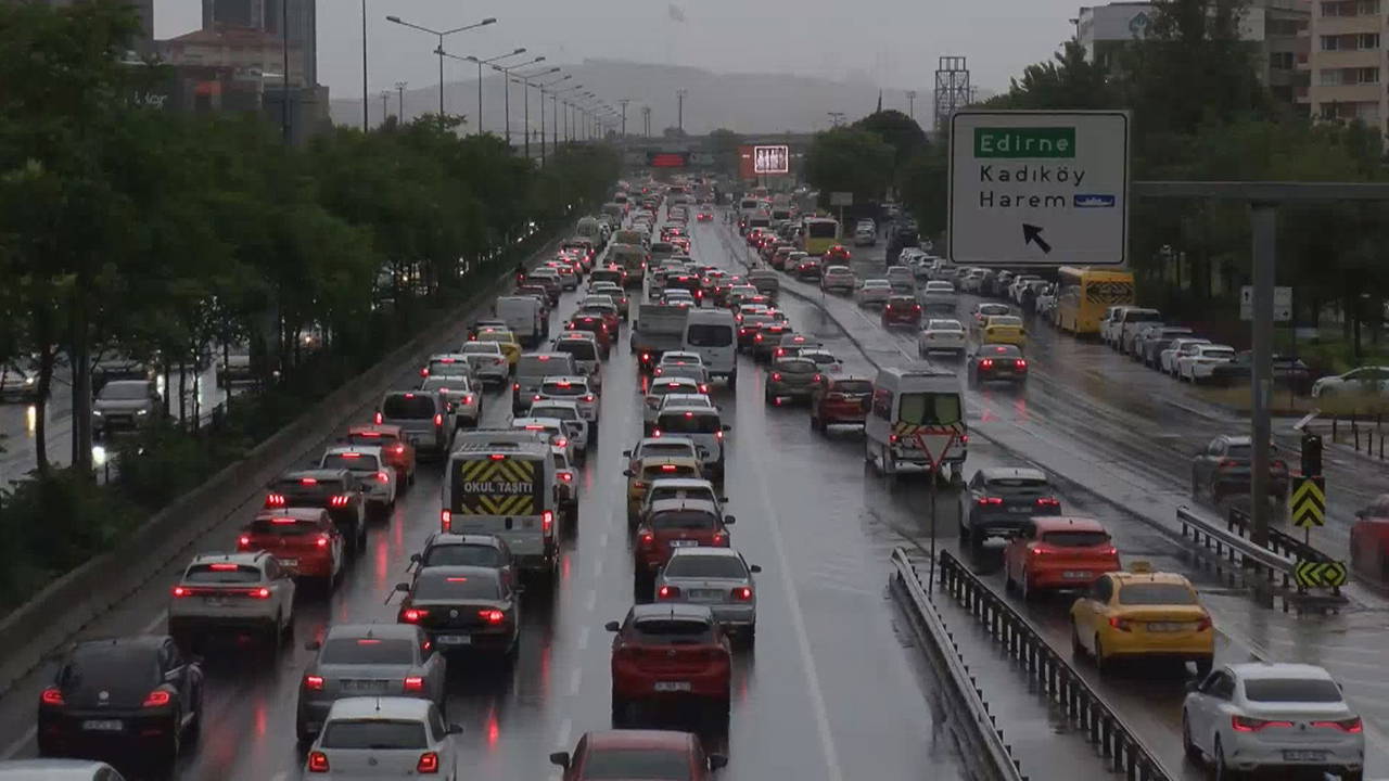 İstanbul'da trafik kilit: Yoğunluk yüzde 80'i aştı!